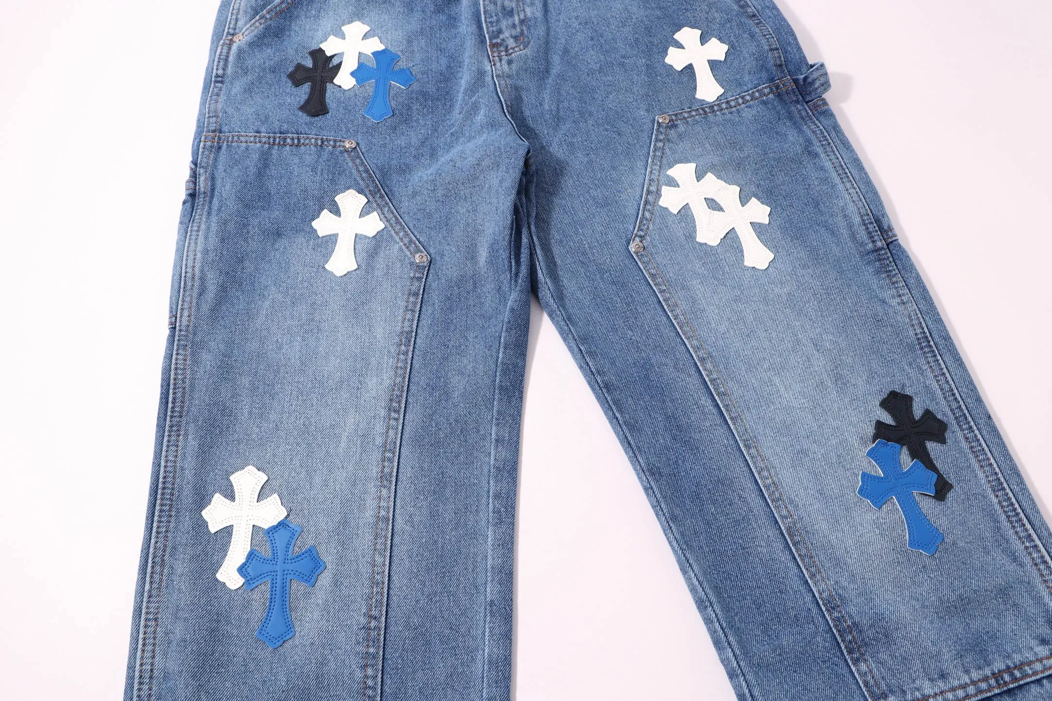 P260 Style number: H38 Croxin & 𝐂𝐡𝐫𝐨𝐦𝐞 𝐇𝐞𝐚𝐫𝐭 ss25 blue black blue and white grained leather denim workwear logging pants. Styles with different washed textures are very friendly to people with thin legs. The slightly flared version perfectly modifies the leg shape. The timeless and moderate length makes it easy to match and match. It is the basis for various styles and is a must-have in your wardrobe! The fabric is stiff but also makes the upper body soft without losing texture. The washing process is even more perfect. It is a must-have item for everyone! ! ! Washed wheat, hang tag, pants label, three labels complete Color: blue Size: 30-32-34-36